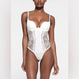 SKIMS Lace Bodysuit XS